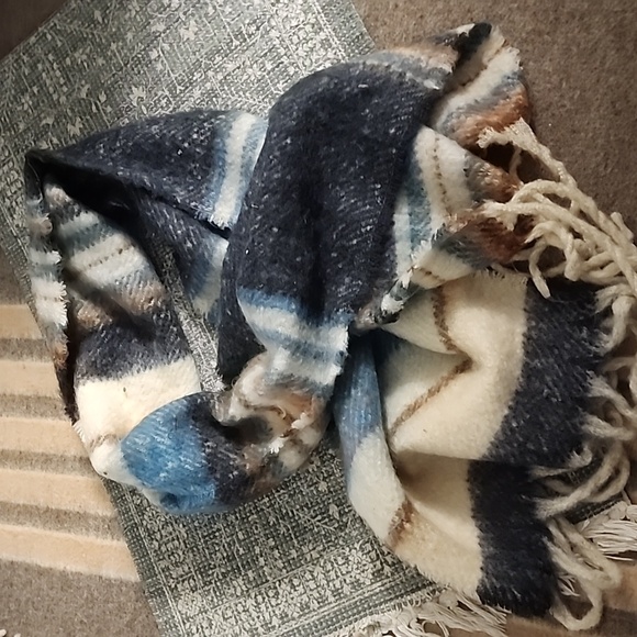 🔴 🔚🔜 2pc Soft Fuzzy Saddle Blanket Style Scarfs . - Picture 8 of 9